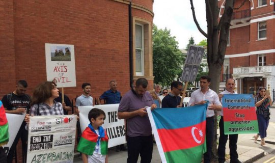 Londonda erməni səfirliyi qarşısında etiraz aksiyası keçirilib
