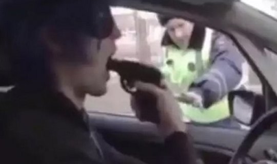Sürücü yol polisinə “tapança” çıxardı