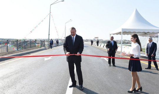 İlham Əliyev yenidən qurulan yolların açılışında iştirak edib