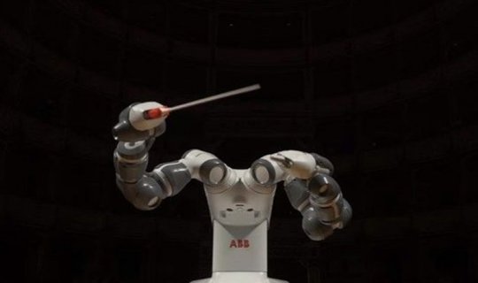 Robot ilk dəfə simfonik orkestrə dirijorluq edib