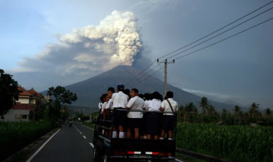 Bali adasında vulkan püskürdü, təyyarə reysləri təxirə düşdü