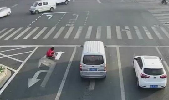 Tıxacdan yorulan sürücü özbaşına yol nişanını dəyişdi