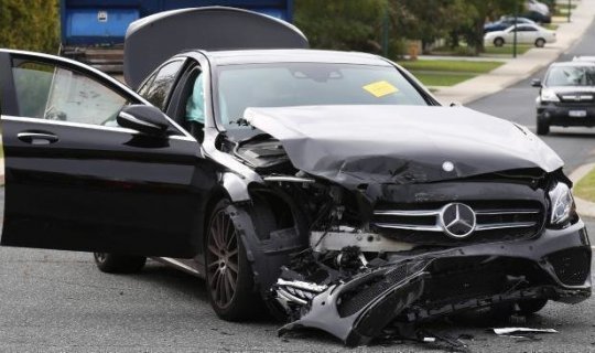 “Mercedes” yolun kənarında olan avtomobilə çırpıldı