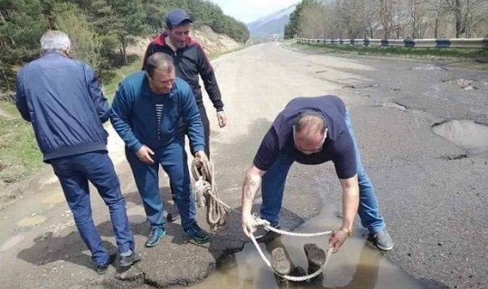 Ermənilər yolda çuxura düşən meyiti belə çıxardılar