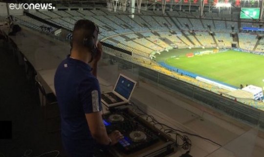 Dünyanın ən böyük futbol stadionunda on minlərlə azarkeşi əvəz edən DJ