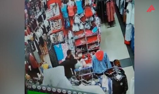 Azərbaycanda kişi keçmiş arvadını mağazada belə bıçaqladı -xa0ANBAAN VİDEO