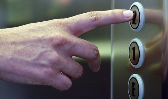 “Amrahbank”ın keçmiş sahibinin qaynının qatili müşahidə kameralarına düşüb – TƏFƏRRÜAT