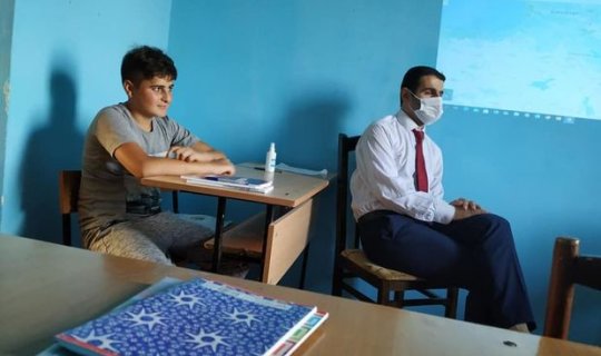 Ucqar kənddə çalışan azərbaycanlı müəllim distant təhsili fərqli üsulla əvəz etdi - FOTO