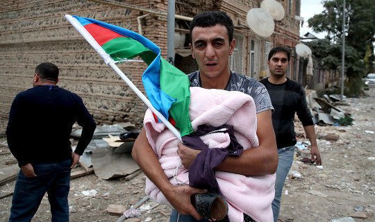 Bayrağını canından çox sevən millət: Qürurlandırıcı görüntü - FOTO