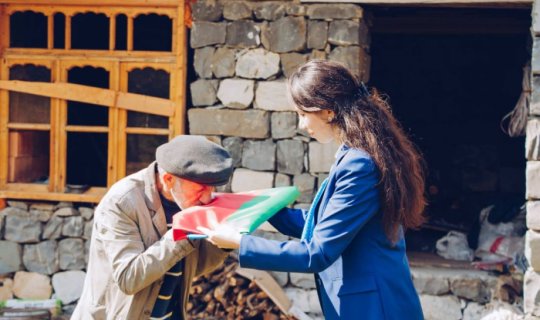 Hikmət babaya Azərbaycan bayrağı təqdim olundu -xa0FOTOLAR