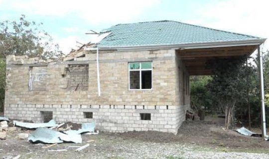 Top mərmisi daha bir evi dağıtdı – Buna baxmayaraq hər kəs öz işindədir” -xa0xa0VİDEO