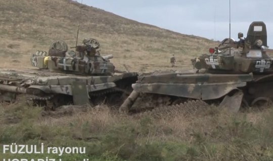 Füzulinin işğaldan azad olunan kəndində ermənilərin qaçarkən tərk etdiyi zirehli texnikaların VİDEOGÖRÜNTÜSÜ