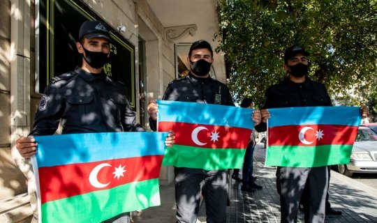 Lənkəranda dərzixa0bayraqxa0tikərək pulsuz paylayır