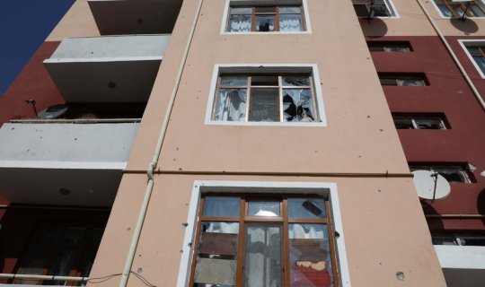 Düşmən Tərtərdə beşmərtəbəli yaşayış binasını atəşə tutub
