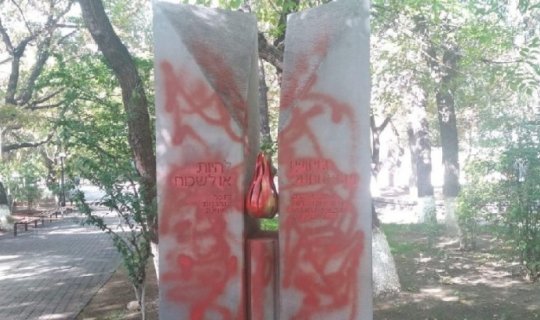 Ermənilər Holokost abidəsini təhqir etdi -xa0FOTO