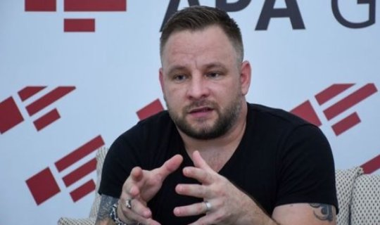 Rus aktyor: “Rusiya TV-ləri erməniləri müdafiə edən yalanlar danışır” – MÜSAHİBƏ