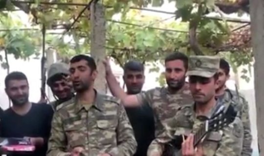 Atəş səslərinin müşayiəti altında mahnı oxuyan əsgərlərimiz - VİDEO