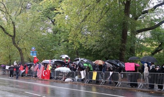 Nyu-Yorkda Fransa və Makronun anti-islam mövqeyinə yağış altında etiraz - FOTO