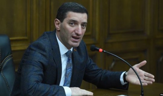 Erməni deputatdan ETİRAF: “Ordumuzun silahı, forması və yeməyi yoxdur”