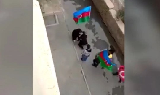 Şuşanın azadlıq xəbərinə sevinən gənclər şəhid anasının ayağından öpdülər - VİDEO