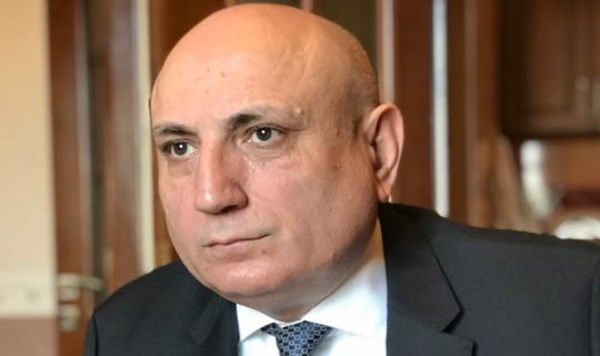 N.Paşinyanxa0“təslim aktı”nı gecəyarı imzalamaq məcburiyyətində qaldı.
