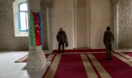 Azərbaycan əsgərləri Şuşa məscidində namaz qılır - VİDEO