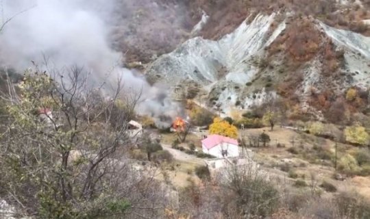 Erməni barbarlığının növbəti sübutu: Kəlbəcərdən çıxarkən evləri və meşələri yandırırlar - VİDEO