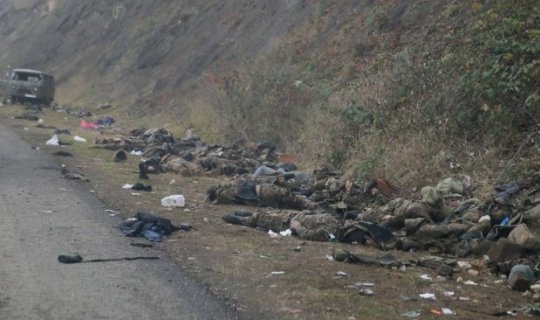 Erməni hərbçilərin meyitləri Şuşanın girişində qalıb