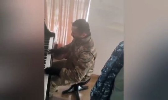 Hərbçimiz Şuşada “Sarı gəlin”i ifa etdi - VİDEO
