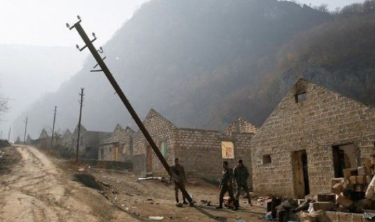 Ermənilər Kəlbəcərdə elektrik dirəklərini dağıdırlar