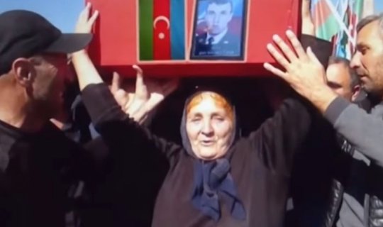 Şəhid övladının tabutunu başında daşıyan ana - VİDEO
