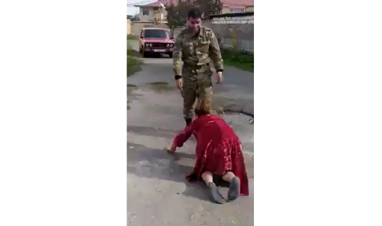 Ana müharibədən qayıdan oğlunu dizin-dizin sürünərək qarşılayır - VİDEOxa0