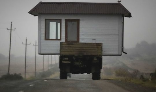 Azərbaycanın azad edilmiş torpaqlarını tərk edən erməni ailəsi evini özü ilə apardı - FOTO