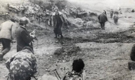 Azərbaycan əsgəri Xocalı cəlladını diri tutdu - FOTOLAR