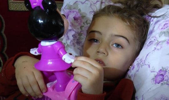 Nobel mükafatçısı Gəncədə valideynlərini itirmiş 3 yaşlı uşağa yardım ayırdı