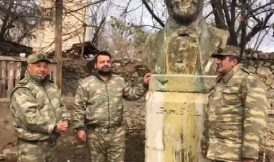 Samir Cəfərov Bülbülün Şuşadakı ev muzeyində “Sənsiz” romansını ifa etdi - VİDEO