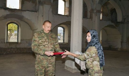 İlham Əliyev Məkkədən gətirdiyi “Qurani-Kərim”i Ağdam məscidinə bağışladı