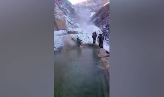 Kəlbəcərin İstisu bulağından su içən əsgərlərimiz - VİDEO