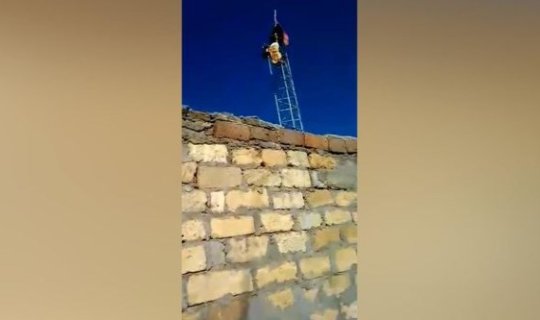 Əsgərlərimiz Ermənistan bayrağını erməninin özünə endirtdirdilər - VİDEO