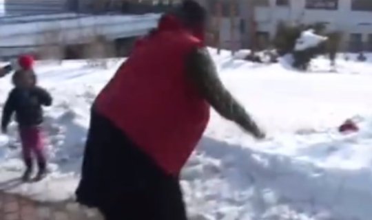 Laçından çıxmaq istəməyən erməni qadın saçını yolub qışqırdı - VİDEO