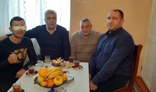 İlham Zəkiyev gözlərini itirən qazi ilə görüşüb