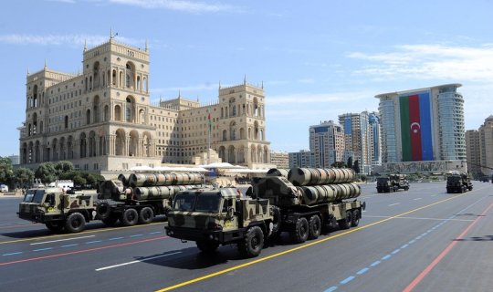 Paradda düşməni məhv edən müasir hava hücumundan müdafiə silahları nümayiş olunub