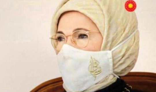 Əminə Ərdoğanın Azərbaycan səfərində diqqət çəkən məqam: Maskasına yazılan sözün mənası nədir? - FOTO