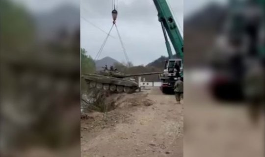 Azərbaycan hərbçiləri ermənilərin atıb qaçdığı texnikaları dərələrdən yığırlar - VİDEO