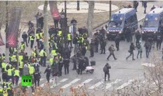 “Sarı jiletlilər” yenidən Paris küçələrində