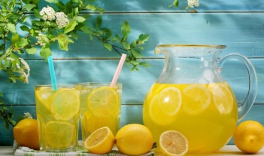 Limonlu suyun faydalı xüsusiyyətləri AÇIQLANDI