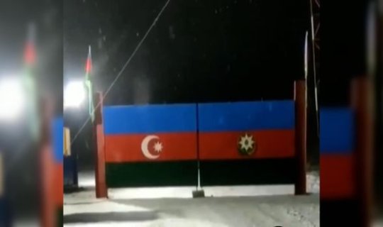 Zod qızıl yatağı qarşısındakı qapı Azərbaycan bayrağının rənglərinə boyandı - VİDEO