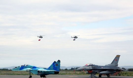 Azərbaycan ordusunun Mi-17 vertolyotu erməni tankına belə zərbə endirir - ANBAAN VİDEO