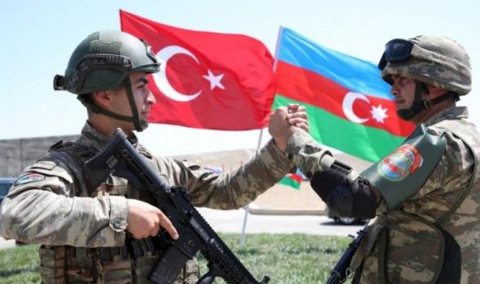 Qarabağ zəfərinə həsr olunmuş möhtəşəm əsər: “Azərbaycan-Türkiyə” şeiri türk musiqiçinin təqdimatında – VİDEO