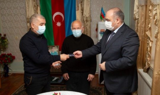 Dövlət Sosial Müdafiə Fondunun sədri şəhid ailəsinə təqaüd kartını təqdim edib